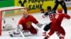 Канадский хоккеист О'Райлли забивает победный гол в ворота российской сборной