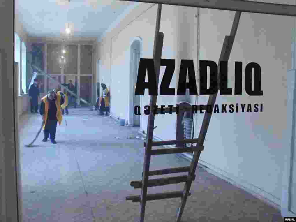 «Azadlıq»ın redaksiyası tam boşaldılıb, 25 noyabr 2006 - Noyabrın 24-də 1 saylı Yerli İqtisad Məhkəməsi Dövlət Əmlakının İdarə Edilməsi üzrə Dövlət Komitəsinin «Azadlıq» qəzetinə qarşı irəli sürdüyü iddianı qismən təmin edib. Qərarla, komitənin qəzetdən tələb etdiyi 30 min yeni manat iddia rədd edilib, ancaq məhkəmə nəşrin göstərilən ünvandan çıxarılmasına dair tələbi təmin edib. «Xəqani-33» ünvanında yerləşən, işdə maraqlı şəxs olan «Turan» İnformasiya Agentliyinin direktoru Mehman Əliyev «Azadlıq» radiosuna deyib ki, onlar qətnamə ilə razı deyillər və bundan Apellyasiya Məhkəməsinə şikayət verəcəklər. 1 saylı Yerli İqtisad Məhkəməsi binanın boşaldılmasına qərarı dərhal icraya yönəldilib. Dövlət Əmlakının İdarə Edilməsi üzrə Dövlət Komitəsi «Azadlıq» qəzetinə qarşı 30 min yeni manat icarə haqqının ödənilməsi və yerləşdiyi «Xəqani-33» ünvanından çıxarılması tələbinə dair məhkəmə iddiası qaldırıb. Noyabrın 9-dan etibarən isə bir qrup jurnalist buna etiraz olaraq aclıq aksiyasına 