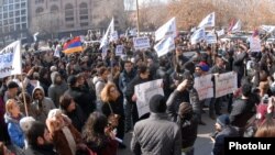 Armenia - A demonstration against controversial pension reform outside a government building in Yerevan, 6Feb2014. 