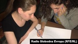 Сара Меновска и Марија Тасеска од Тетово цртаат мандала