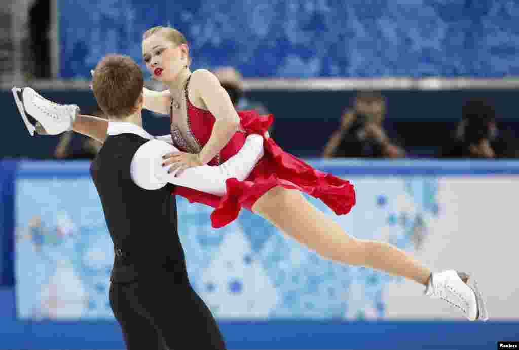 U.S.-born Siobhan Heekin-Canedy (top) and Dmitry Dun compete for Ukraine in the short dance figure-skating competition.&nbsp;