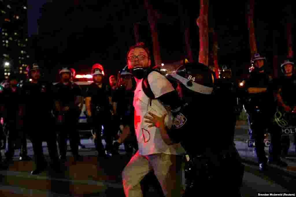 Правоохоронці тримають чоловіка під час протесту у зв&#39;язку зі смертю афроамериканця Джорджа Флойда. Нью-Йорк, Бруклін. 3 травня 2020 року (Фото REUTERS/Brendan Mcdermid)