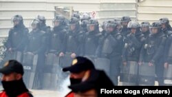 Policija u Tirani, 3. april