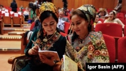 Türkmən qadınlar operada, arxiv fotosu