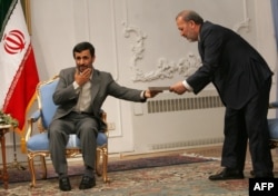 ​محمود ​احمدی‌نژاد با انتخاب منوچهر متکی (نفر سمت راست) به عنوان وزیر امور خارجه در حقیقت ضعیف‌ترین کادر وزارتخانه را برای اصلی‌ترین و مهم‌ترین مأموریت در سیاست خارجی برگزید.