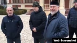 Шаа Турлаев (с бородой) прекрасно себя чувствует в гостях у Кадырова