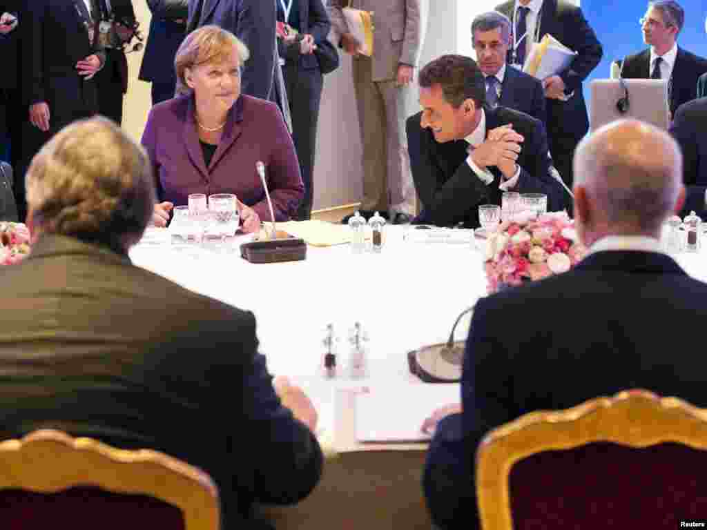 Претседателот на Франција Никола Саркози и германскиот канцелар Ангела Меркел на состанок со грчкиот премиер Јоргос Папандреу пред самитот на Г20 во Кан. 03.11.2011.
