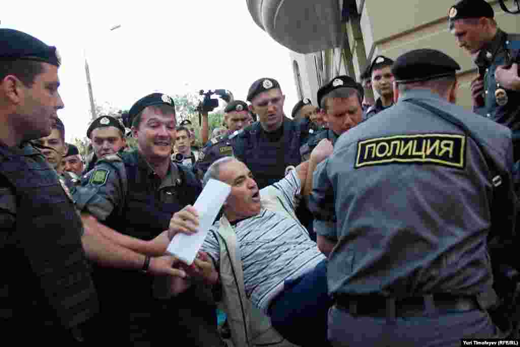 Police detain opposition figure Garry Kasparov near the Khamovnichesky court in Moscow.