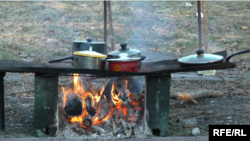 Приготування їжі у санаторії під Києвом, де мешкають переселенці. Весна 2017 року