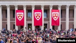 Studenti Harvard Univerziteta se okupljaju zbog ceremonije povodom diplomiranja, Kembridž, SAD, 29. maj 2014.