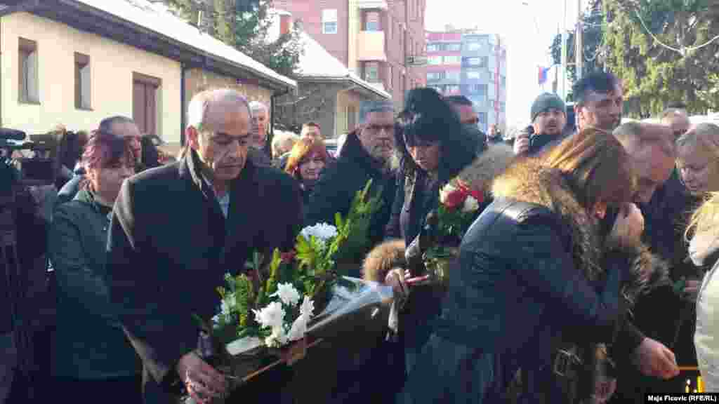 КОСОВО - Во Северна Митровица беше одбележана првата годишнина од убиството на претседателот на партијата Граѓанска иницијатива Србија, демократија, правда и еден од лидерите на косовските Срби, Оливер Ивановиќ.