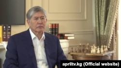 Алмазбек Атамбаев "Апрель" телеарнасына сұхбат беріп отыр
