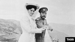 Николай II и императрица Александра Федоровна на горе Ай-Петри в Крыму. Осень 1909 года.