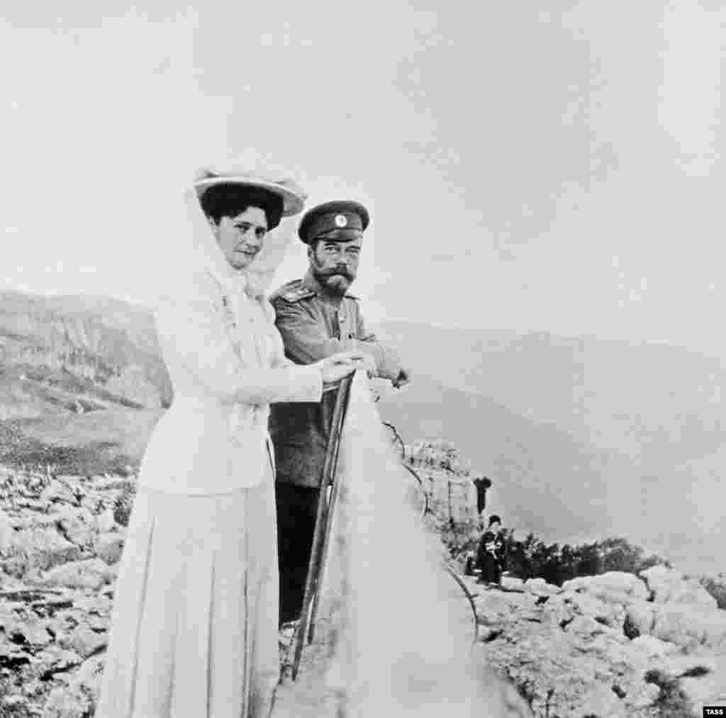 Nikolay II imperatorı ve Aleksandra Födorovna imperatoriçe Qırımda Ay-Petri dağında. 1909 senesiniñ küz mevsimi &nbsp;