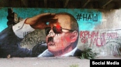 Невідомі перетворили Путіна на Гітлера на графіті в Ялті і написали, що «Крим не наш». Архівне фото