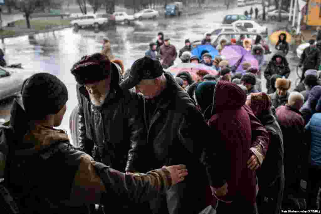 Ukraine -- Debaltsevo Ukraine humanitarian crisis, local people living in inhuman conditions, 10 April 2015