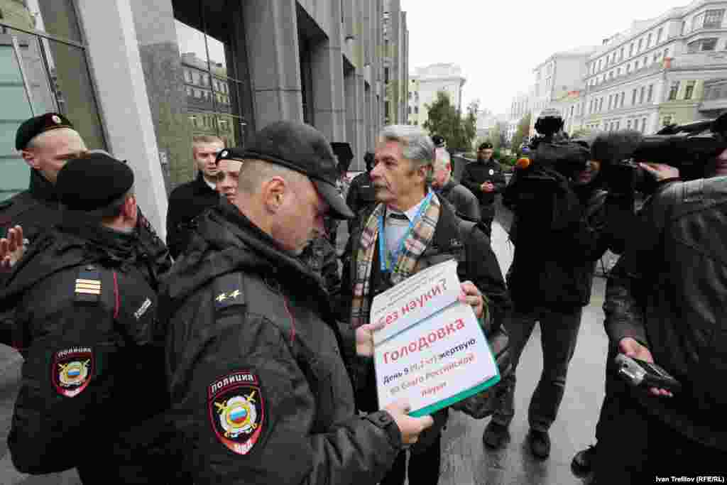 Протестные гуляния ученых возле Совета Федерации России. Доктор наук Бронислав Гонгальский, объявивший голодовку протеста с 17 сентября