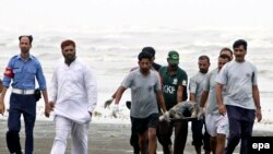 د ارشیف انځور: د کراچۍ سمندر کې د ډوب شوي یو تن مړی راویستل کېږي.