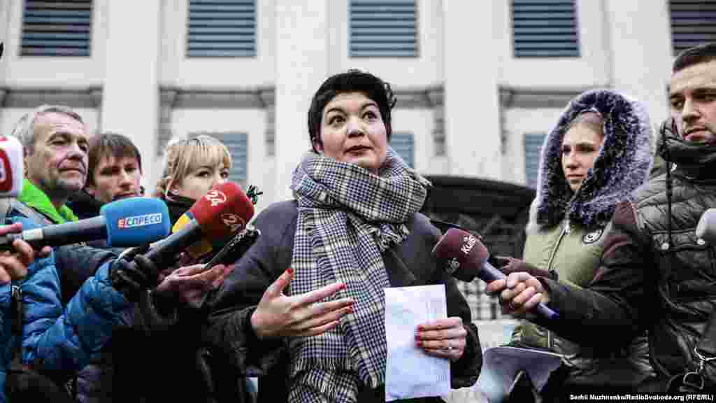 «Rusiye akimiyetine tesir etmek qıyın olğanını yahşı añlaymız. Lâkin bunı yapmaq kerekmiz. Bir afta evel sabıq Yugoslaviyanıñ toprağında cinayetler işlegen sırp liderlerinden biri tribunalda muhakeme etile edi. Qırımda cinayet işlegen Vladimir Putin ve onıñ yardımcıları da muhakeme etilecekler», – dedi «QırımSOS» koordinatorı Tamila Taşeva