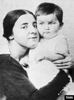 Надзея Алілуева з сынам Васілём, 1922 год