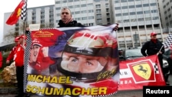 Прихильники Міхаеля Шумахера під лікарнею у Греноблі, фото 3 січня 2014 року