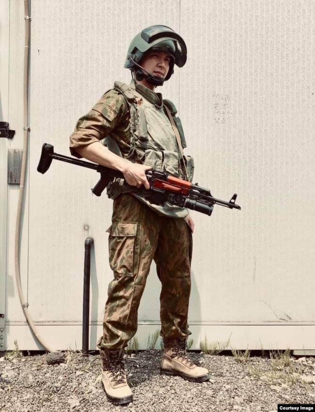 Японец Хаяо Сато в форме спецназа ФСБ образца конца 90-х годов с копией автомата Калашникова с подствольным гранатометом