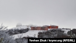 Белые полусферы на Ай-Петри защищают антенны радиолокационных станций от сильных ветров, архивное фото