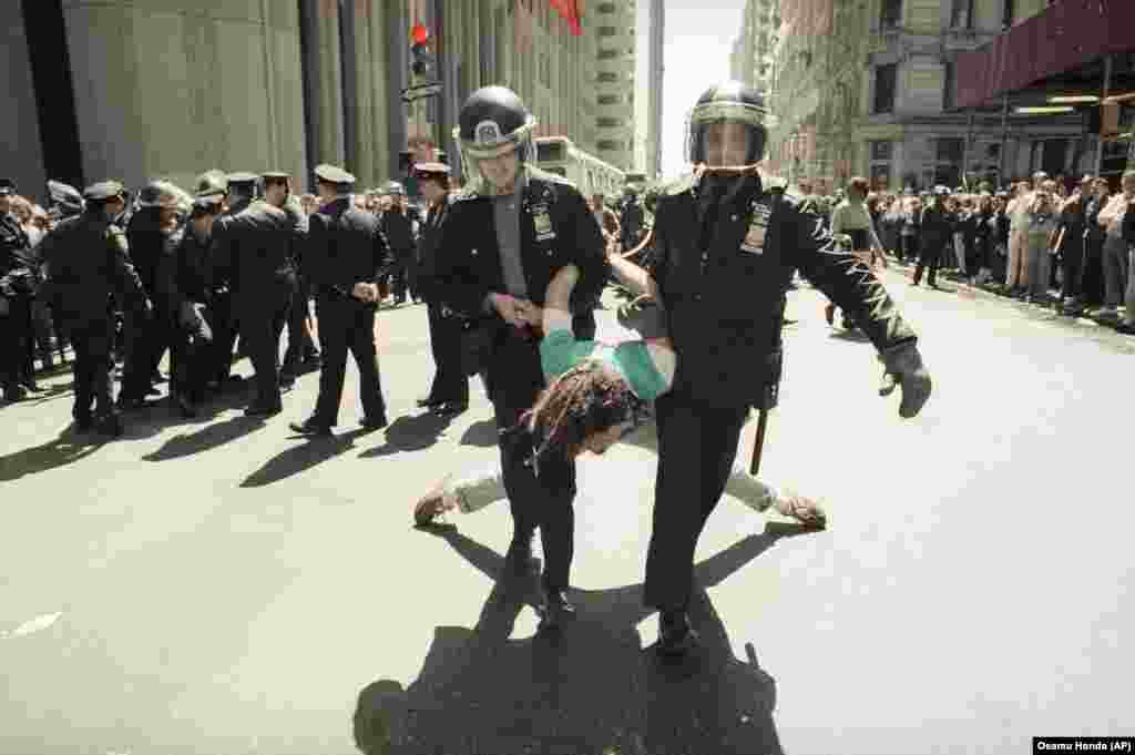 Поліція Нью-Йорка заарештувала демонстранта під час протесту після Дня Землі в районі Уолл-стріт, 23 квітня 1990 року. Поліція закрила частину Уолл-Стріт для руху транспорту та більшості пішоходів і заарештувала 173 демонстрантів, які влаштували акцію протесту, спрямовану на &laquo;зрив&raquo; бізнесу в фінансовому центрі. День Землі 1990 року дав величезний імпульс зусиллям щодо переробки в усьому світі та допоміг прокласти шлях до саміту ООН у Ріо-де-Жанейро 1992 року