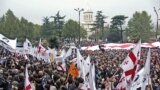 Около 8 тысяч сторонников грузинской оппозиции вышли на демонстрацию в центре Тббилиси 8 ноября 2003 года. Они обвинили правительство в подтасовках на выборах и потребовали увольнения виновных, а в противном случае - суда над тогдашним президентом Эдуардом Шеварднадзе