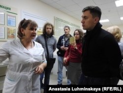 Сотрудница показывает депутату Бондаренко и родителям "поликлинику на замену"