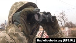 Украинский военный на КПВВ «Каланчак» на админгранице с Крымом