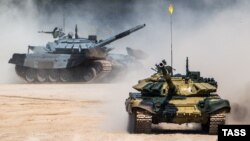 Tancuri T-72 conduse de echipa Serbiei la competiția de tancuri biatlon din cadrul Jocurilor Armate Internaționale la poligonul din Alabina, din apropiere de Moscova, 6 august 2016.