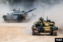 Экипаж сербского танка Т-72 на полигоне в Алабине. Танковый биатлон-2016