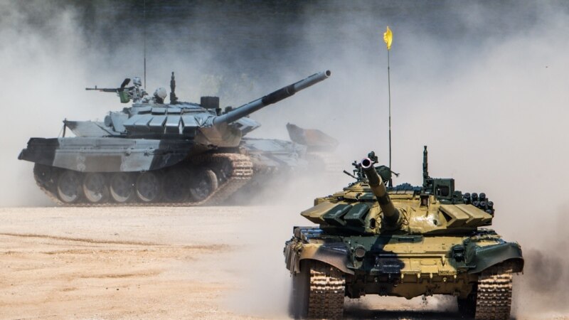 Российские военные провели ночью танковые стрельбы в Крыму