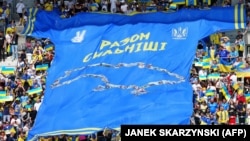 Українські фани розгорнули банер під час футбольного матчу України з Вірменією у місті Лодзь (Польща), 11 червня 2022 року 