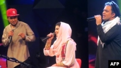 Авганистанската пејачка Зулала Хашеми (десно) настапува со Сајед Џамал Мубарез (лево) за време на телевизиското емитување на музичкиот натпревар „Авганистанска ѕвезда“.