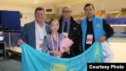 Юная казахская фигуристка Элизабет Турсынбаева со своей «группой поддержки». Тренер Брайан Орсер – первый слева, ее отец Байтак Турсынбаев – первый справа.