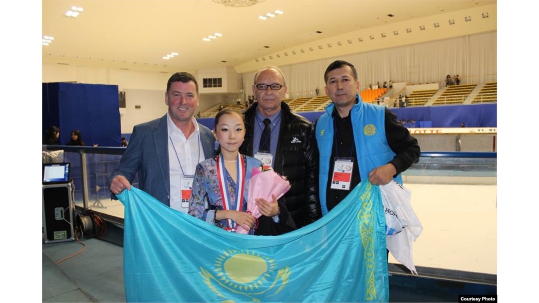 Порно көру және құсу.