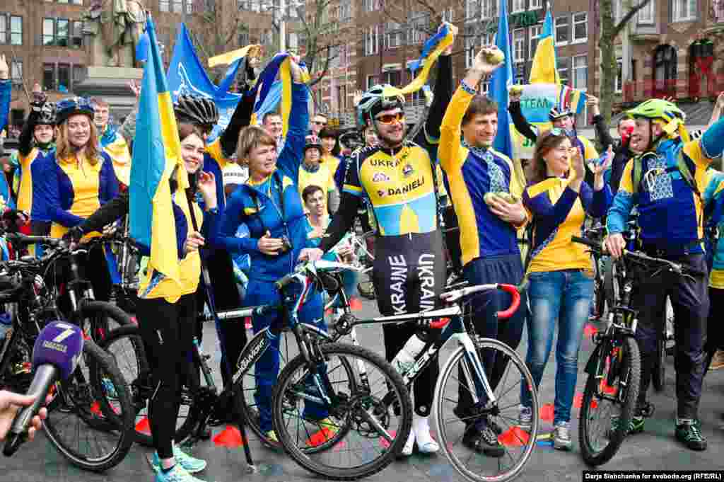 Українці закликають нідерландців сказати їм &laquo;Так&raquo;. Амстердам, 3 квітня 2016 року. Більше фотографій щодо акцій українців у Нідерландах ТУТ