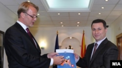 Евроамбасадорот Аиво Орав му го предаде извештајот на ЕК на премиерот Никола Груевски.