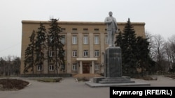 Будівля Генічеської РДА, попереду – пам'ятник Леніну