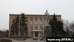 Впоследствии снесенный памятник Ленину в Геническе, 2015 год