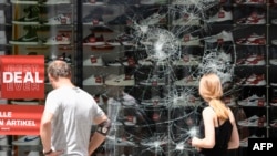 У районі місцевого центру комерції, вулиці Кенігштрасе, магазини зазнали нападів та були спустошені