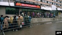 Moskvada McDonald's-ın qarşısında növbə, 1992