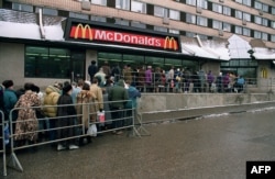 Очередь в Москве в день открытия американского ресторана McDonald's. 1 февраля 1992 года.