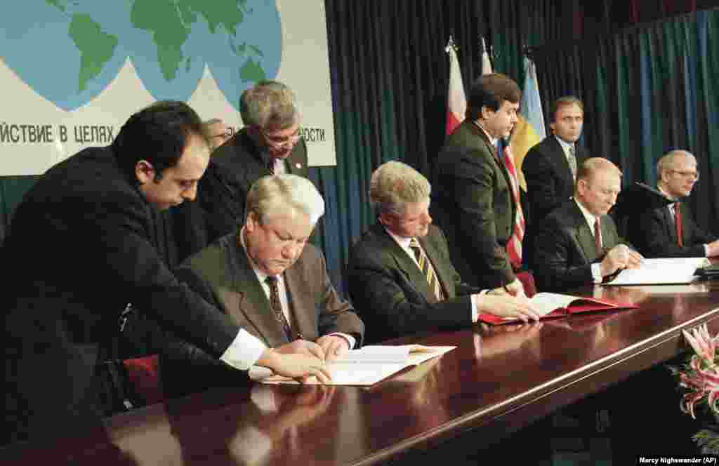 Russian President Boris Yeltsin (left), U.S. President Bill Clinton (center), Ukrainian President Leonid Kuchma, and British Prime Minister John Major (right), sign the Nuclear Nonproliferation Treaty in Budapest, Hungary, on December 5, 1994. Known as the&nbsp;Budapest Memorandum, the agreement officially dismantled Ukraine&#39;s nuclear arsenal.&nbsp;