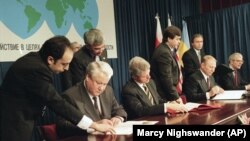 Президент России Борис Ельцин (слева), президент США Билл Клинтон (в центре), президент Украины Леонид Кучма и премьер-министр Великобритании Джон Мейджор (справа) на церемонии подписания Украиной Договора о нераспространении ядерного оружия. Будапешт, 5 декабря 1994 года
