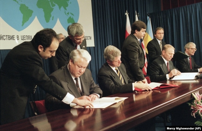 Yeltsin, Clinton, presidenti i atëhershëm i Ukrainës, Leonid Kuchma dhe kryeministri britanik, John Major nënshkruajnë traktatin për mospërhapje bërthamore në samitin e Budapestit më 5 dhjetor 1994.