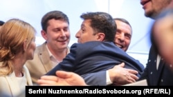 Володимира Зеленського вітають у штабі. 21 квітня 2019 року