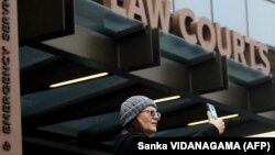 Мать одной из жертв терактов в Крайстчерче у здания окружного суда, 14 июня 2019 года.